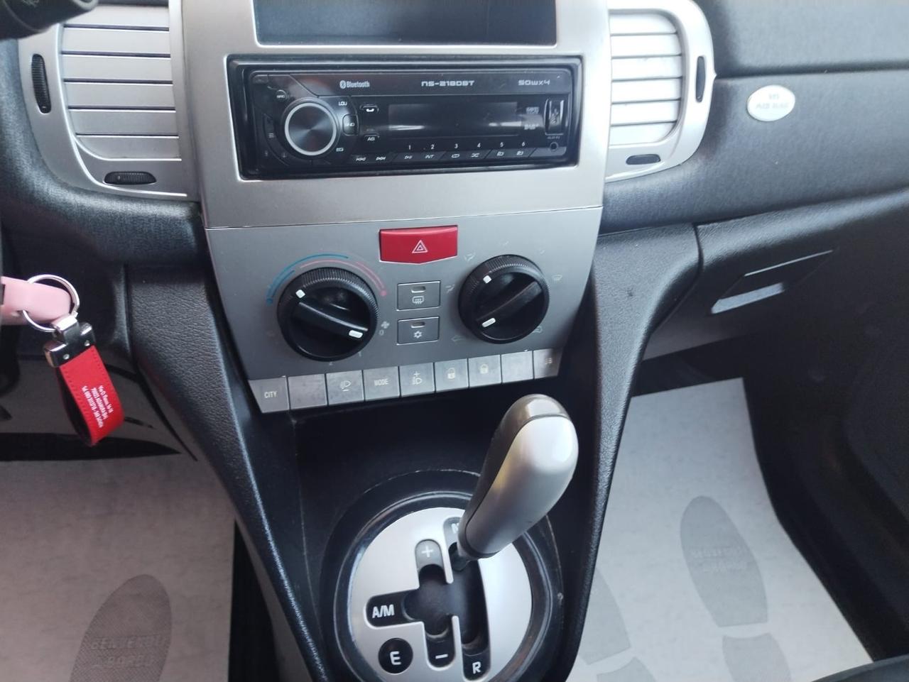 Lancia Ypsilon 1.3 MJT 75 CV Versus