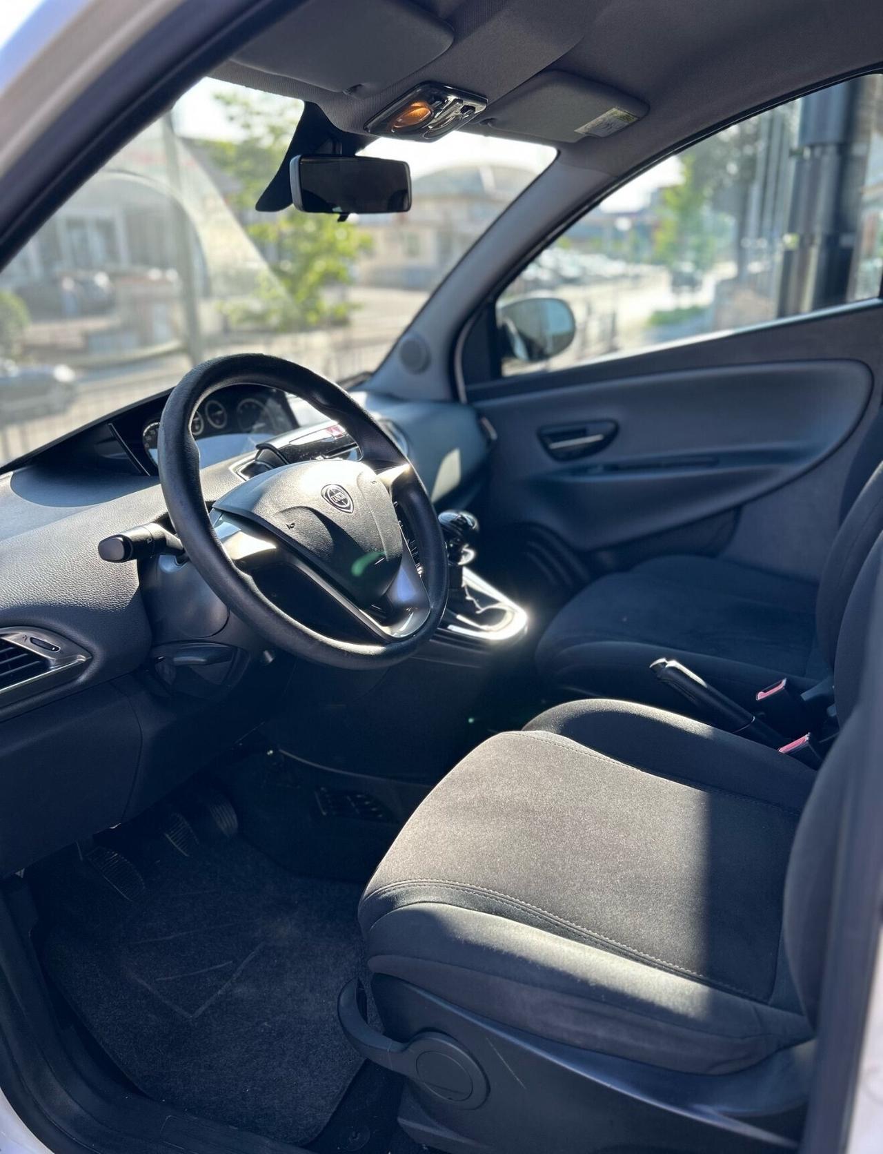 Lancia Ypsilon 0.9 TwinAir 85 CV 5 porte Metano Ecochic Silver