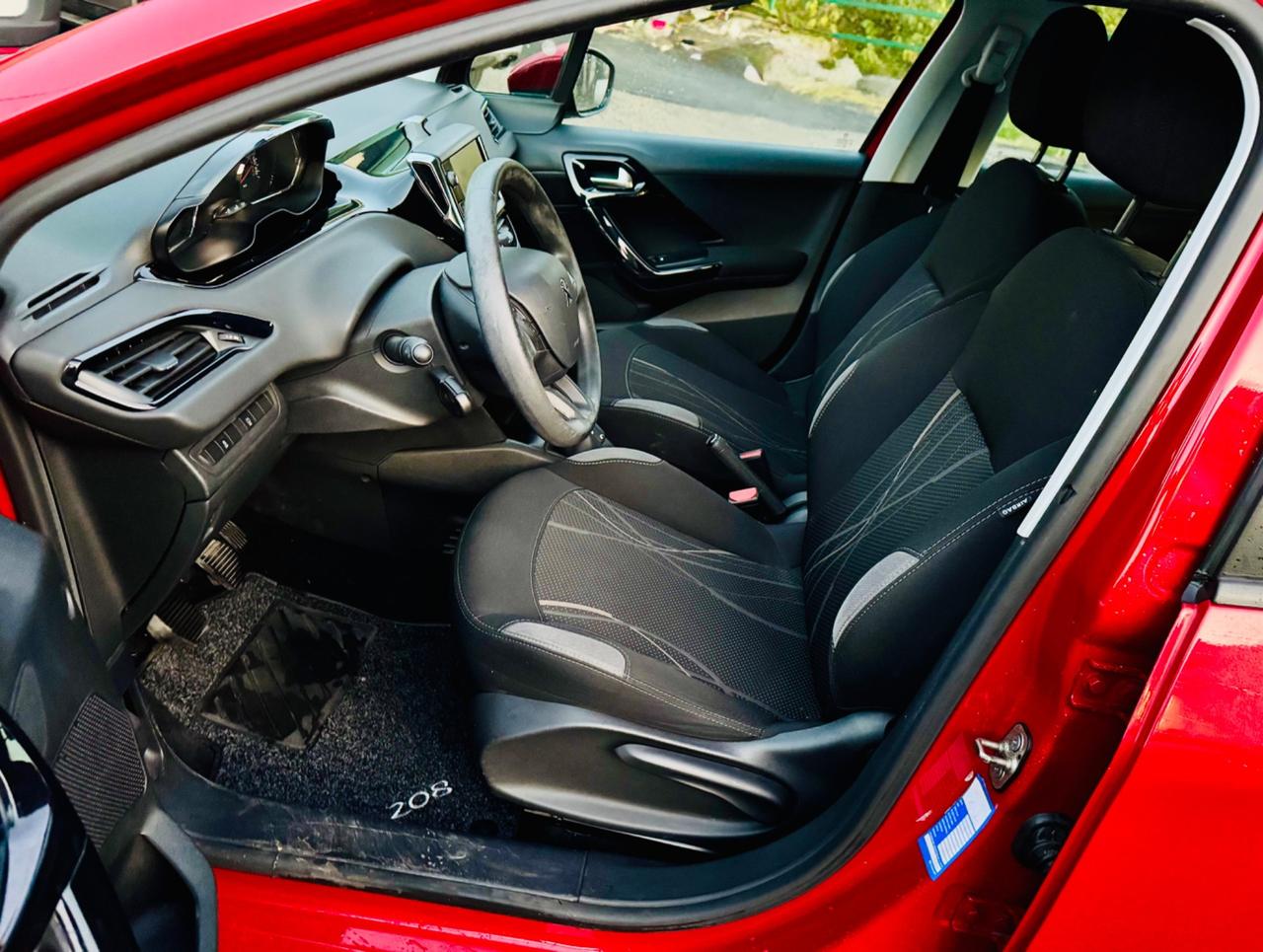 Peugeot 208 1.4 HDi 68 CV 5 porte Allure