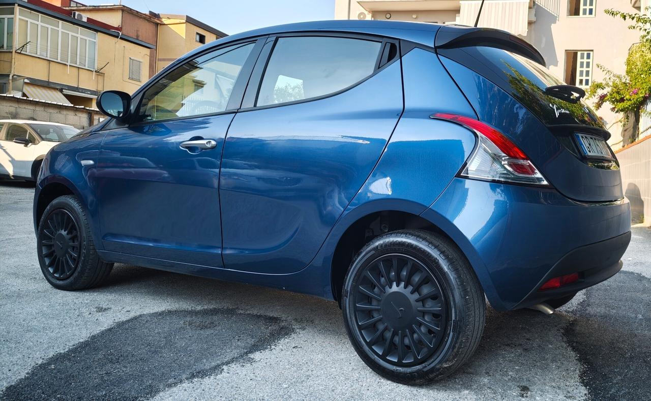 PARI A NUOVA YPSILON 1.0HYBRID 10/2023 KM 39.000