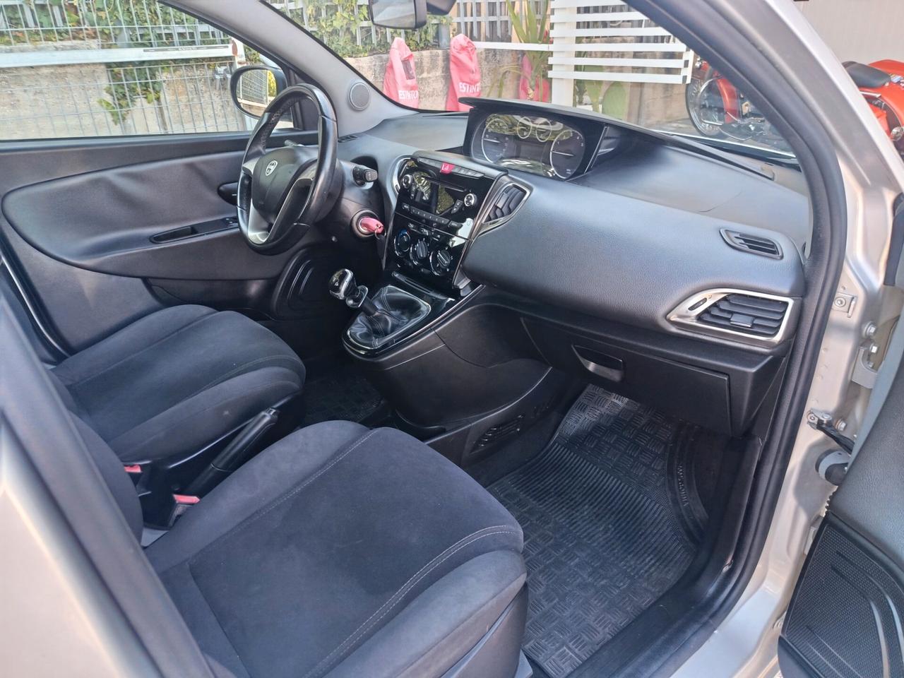 Lancia Ypsilon 1.2 69 CV 5 porte Silver