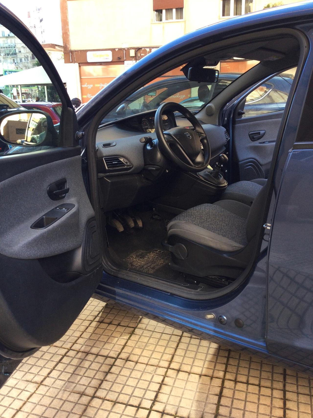 Lancia Ypsilon 1.0 FireFly 5 porte S&S Hybrid Ecochic Silver