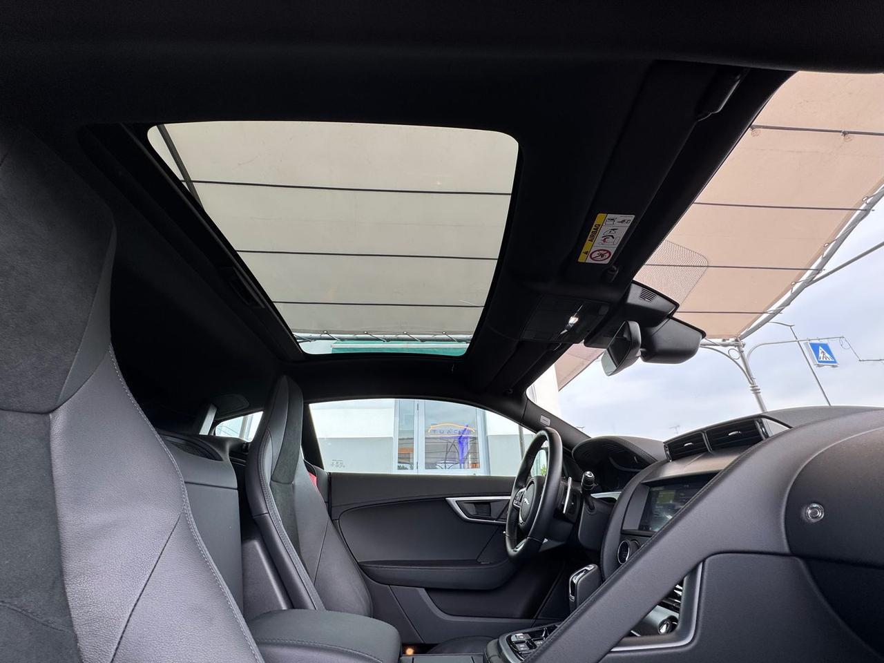 Jaguar F-Pace R-Dynamic Black 2.0 P 300