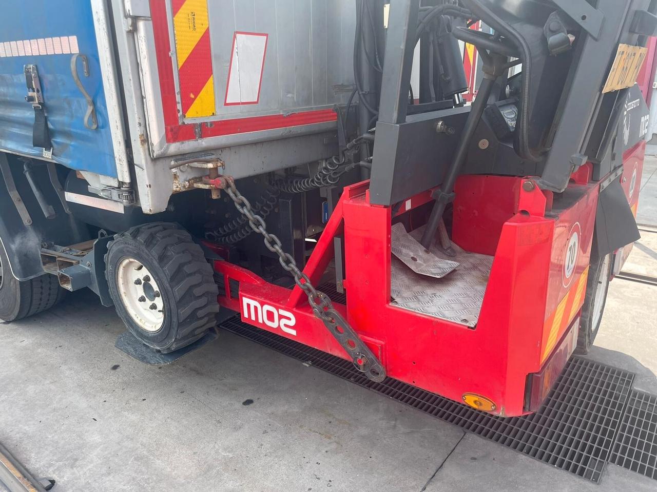 IVECO Stralis 460 LNG 6x2 centinato + Moffett M4 2.000 kg