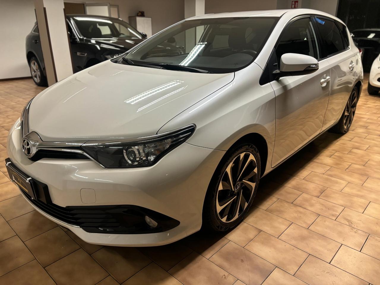 Toyota Auris 1.6 d-4d Lounge*EURO 6B*UNICO PRO