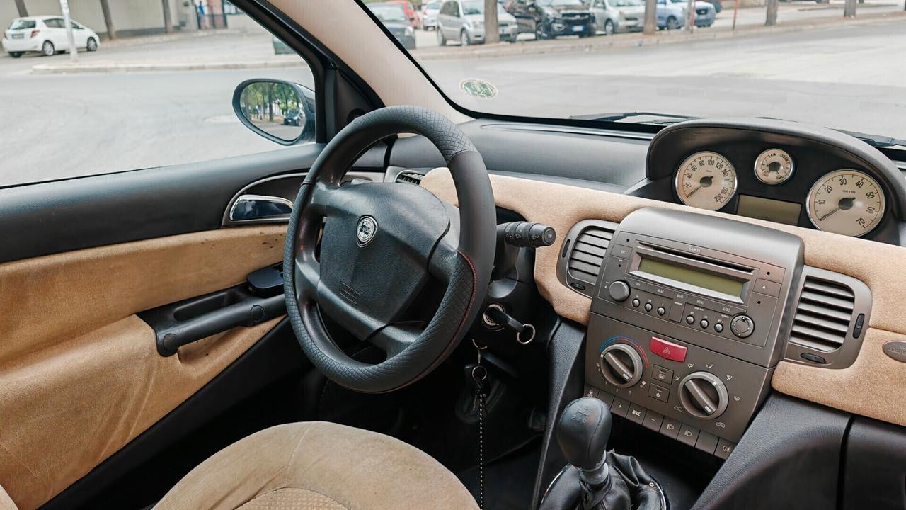 Lancia Ypsilon 1.2 16V Platino