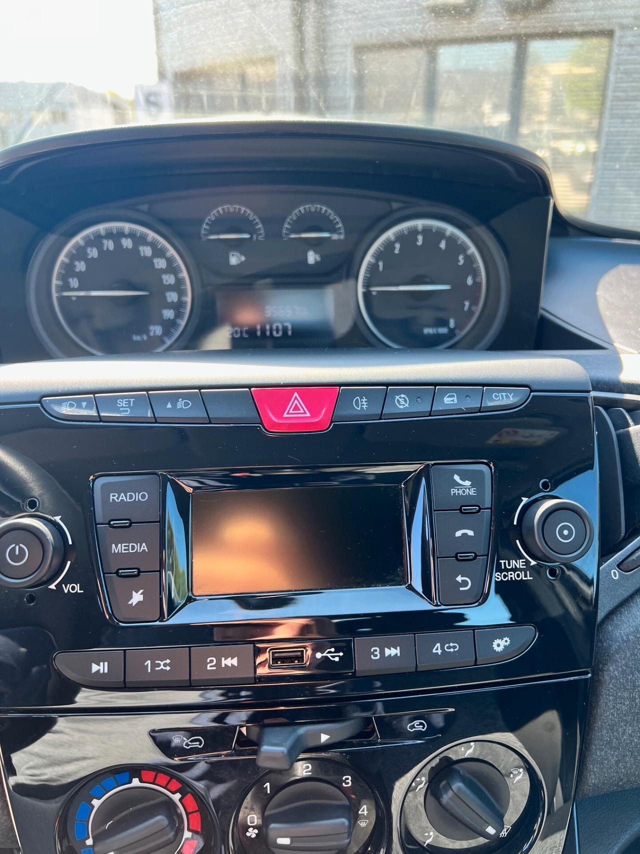 Lancia Ypsilon 1.0 FireFly 5 porte S&S Hybrid Ecochic Silver