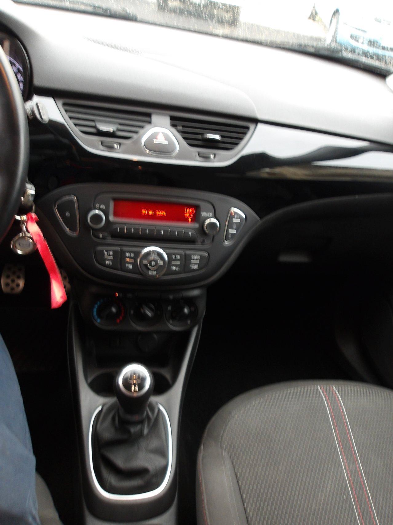 Opel Corsa 1.2 Black Edition ( AUTOCARRO)
