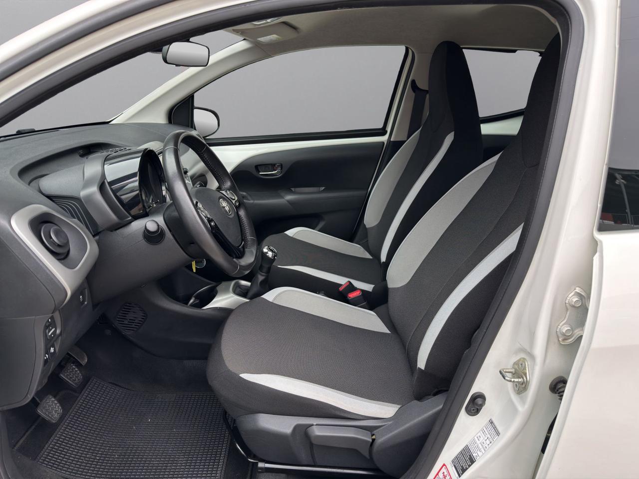 Toyota Aygo 5p 1.0 x-play tss