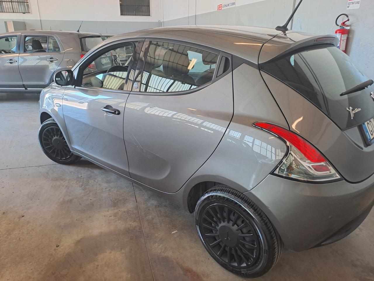 Lancia Ypsilon 1.0 FireFly 5 porte S&S Hybrid Ecochic Silver