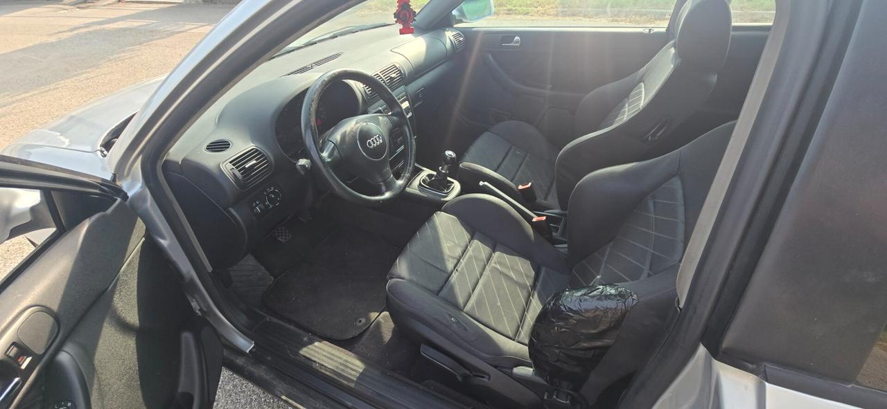 Audi A3 1.6 cat 3p. Attraction
