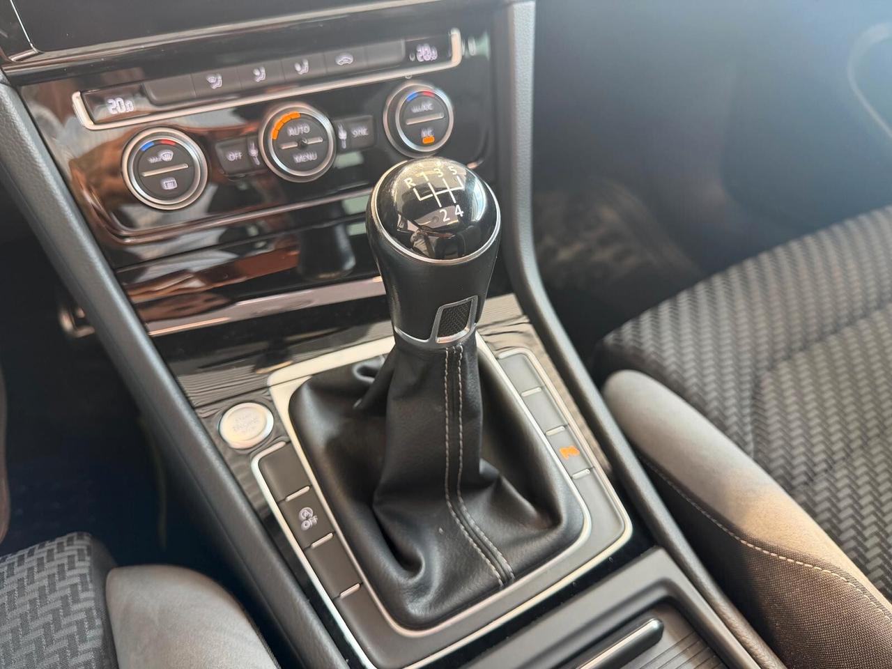 Volkswagen Golf 1.6 TDI R-LINE FULL OPTIONAL