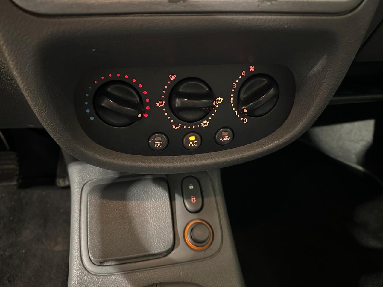 Renault Clio 1.2 BENZINA - DISTRIBUZIONE FATTA A 200.000KM