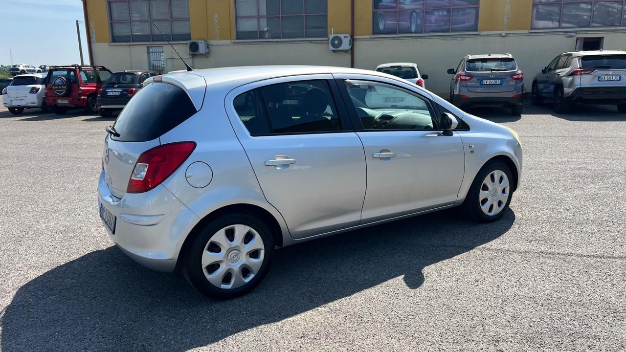 Opel Corsa 1.2 5 porte Cosmo