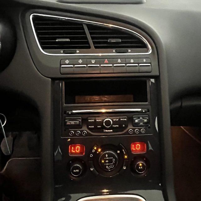 PEUGEOT 5008 1.6 HDi 115CV Allure