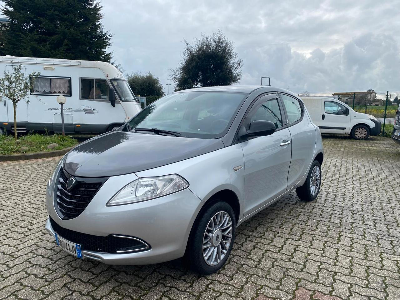 Lancia Ypsilon 0.9 TwinAir 80 CV 5 porte Metano Ecochic Silver