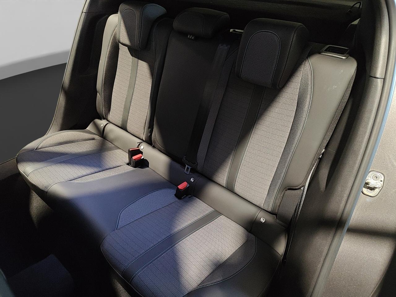 Peugeot 2008 PureTech 130 S&S Allure Pack