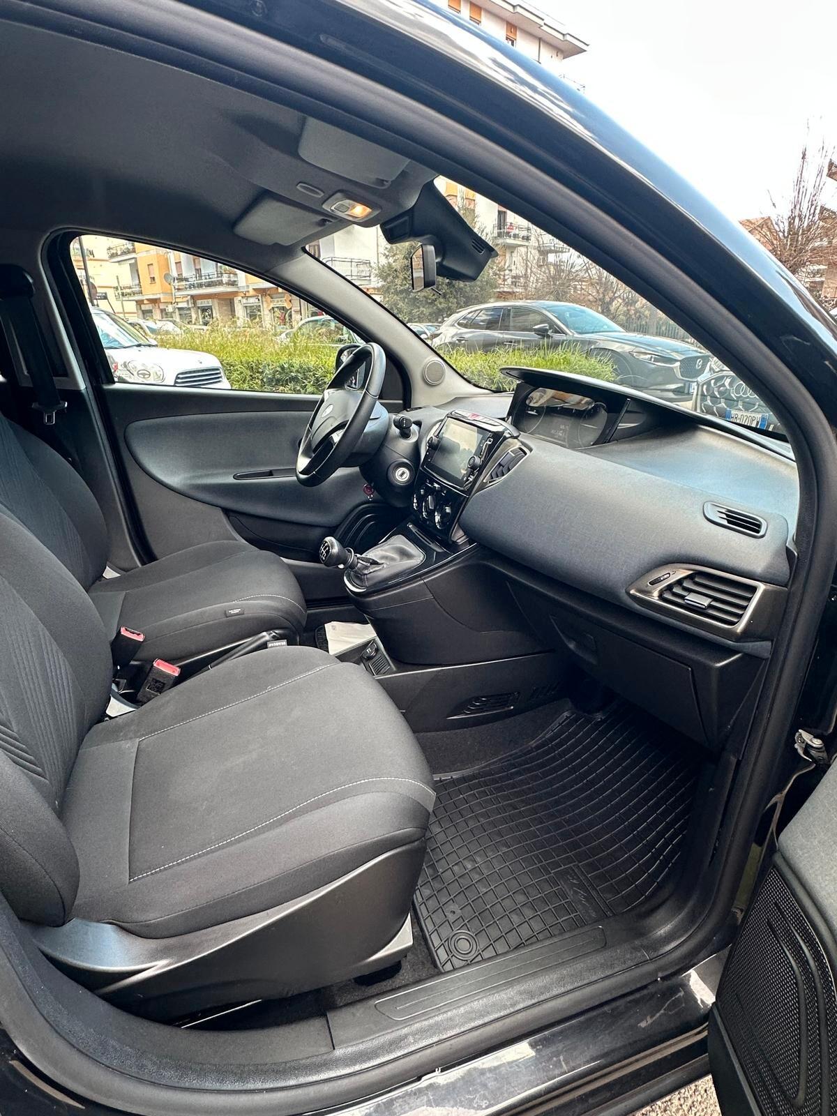 Lancia Ypsilon 1.0 FireFly 5 porte S&S Hybrid Gold