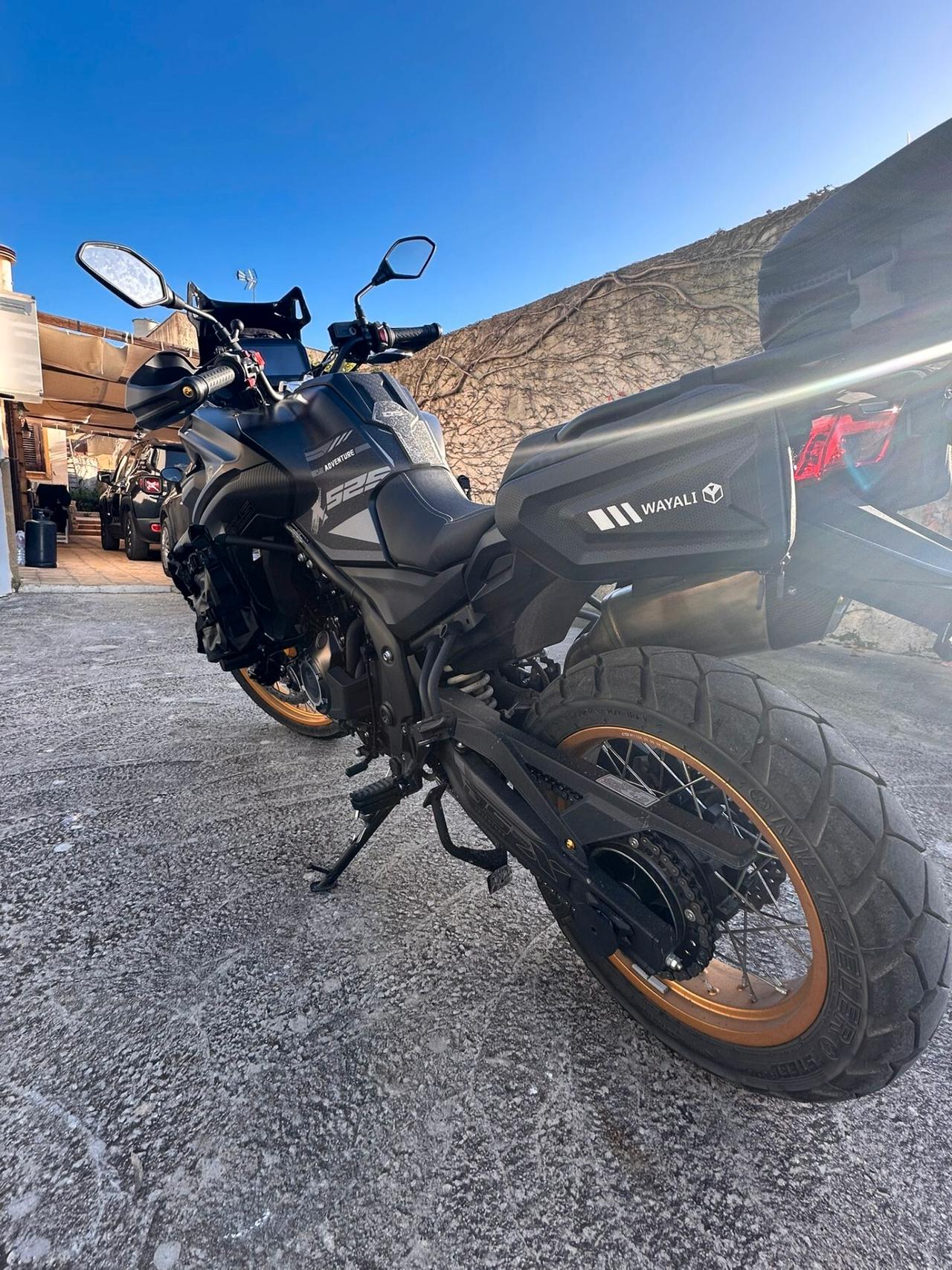 Voge Valico 525 DSX, è una moto dual-sport progettata per combinare prestazioni affidabili su strada con un motore potente e una tecnologia avanzata! Garantisce comfort e un ottimo controllo su superfici lisce e accidentate. Una scelta eccellente per i