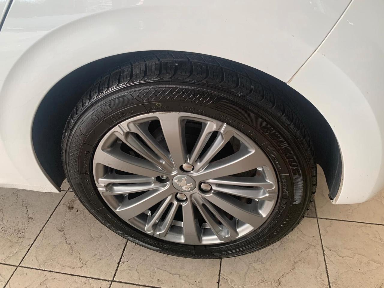 Peugeot 208 PureTech 82 5 porte Allure