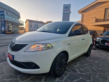 Lancia Ypsilon 1.0 FireFly 5 porte S&S Hybrid Ecochic Gold