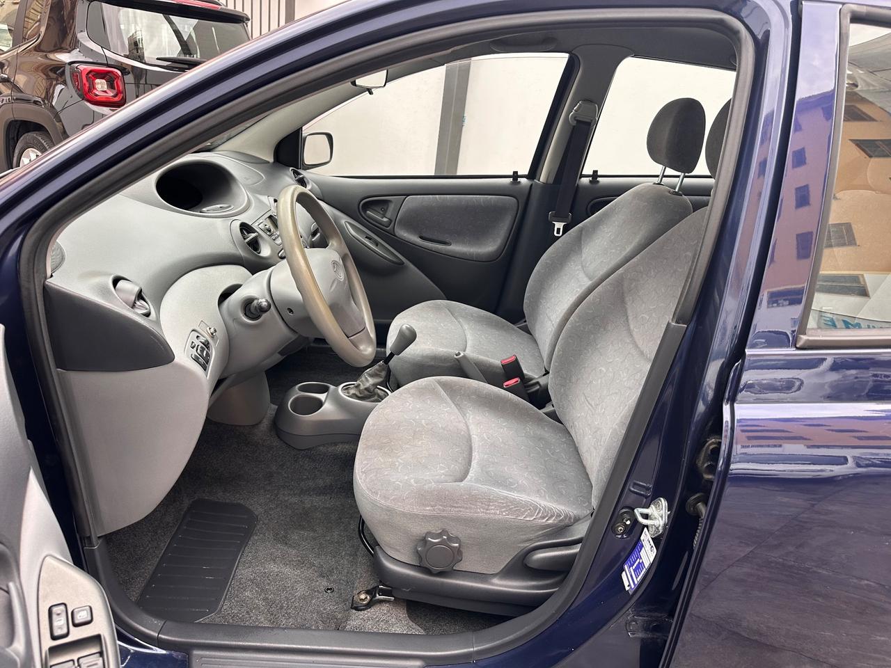 Toyota Yaris 1.0i 16V cat 5 porte Sol