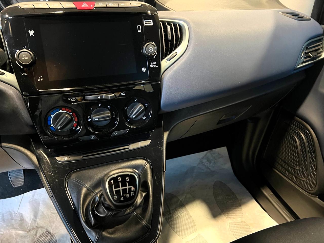 Lancia Ypsilon 1.0 FireFly 5 porte S&S Hybrid Platino