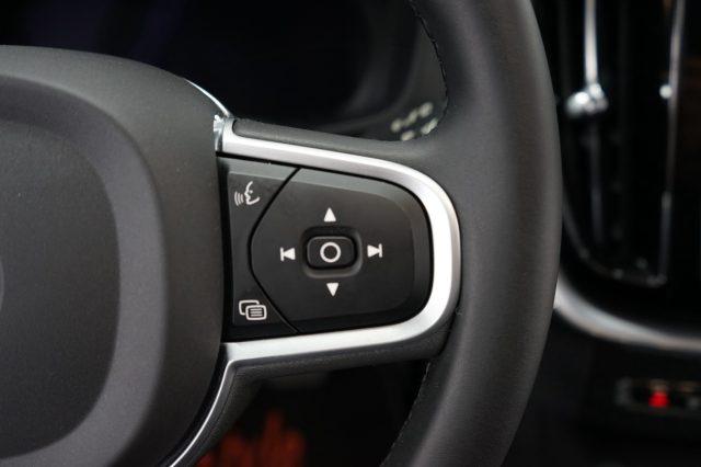 VOLVO XC60 B4 (d) AWD automatico Momentum Sport