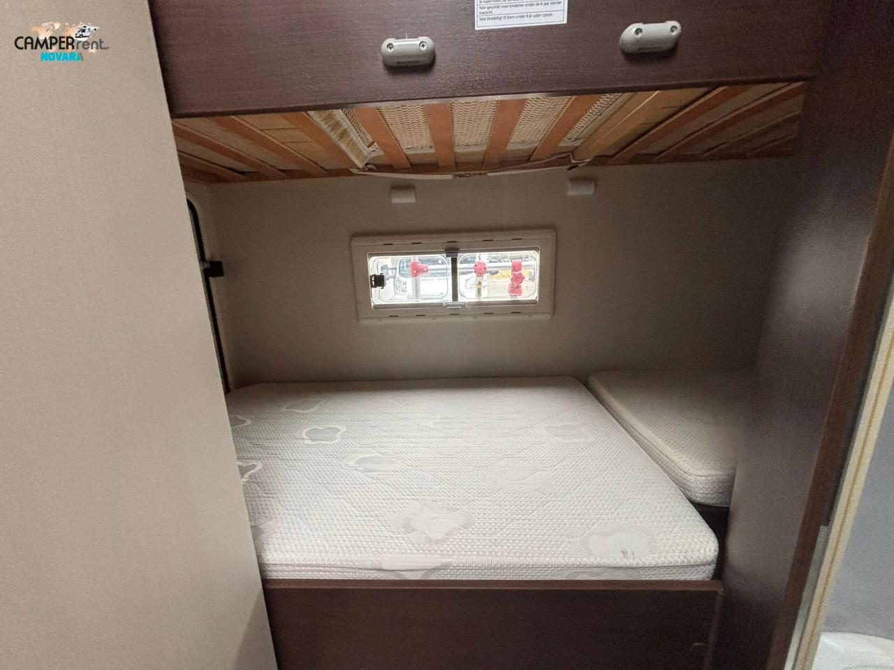 BLUCAMP OCEAN 511 - Semintegrale con letto basculante e letti a castello in coda