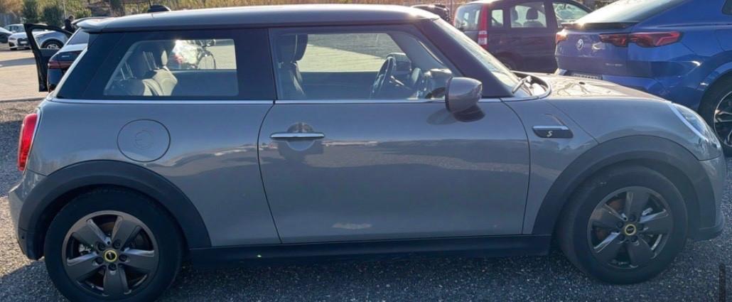 MINI COOPER SE GUARDA LE FOTO