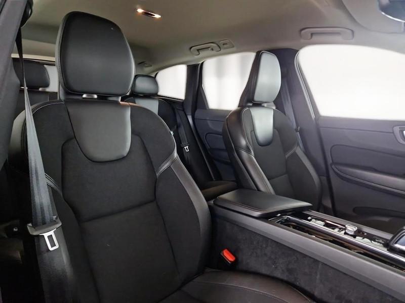VOLVO XC60 B4 D AWD automatico Momentum Pro