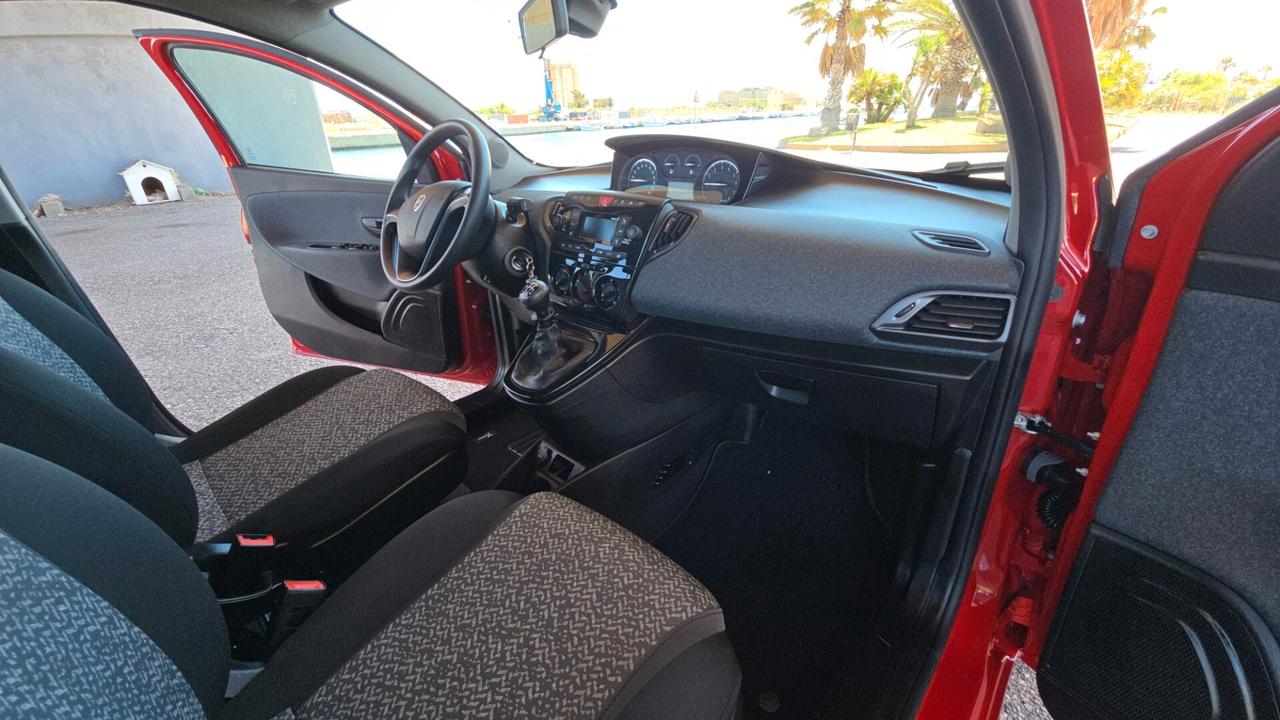 Lancia Ypsilon 1.0 FireFly 5 porte S&S Hybrid Ecochic Silver