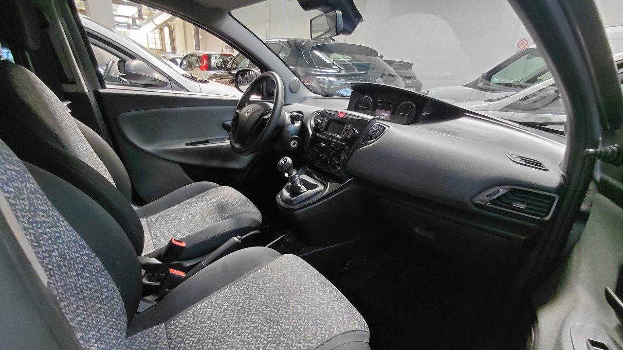Lancia Ypsilon 1.0 70cv Firefly Hybrid S&S Silver
