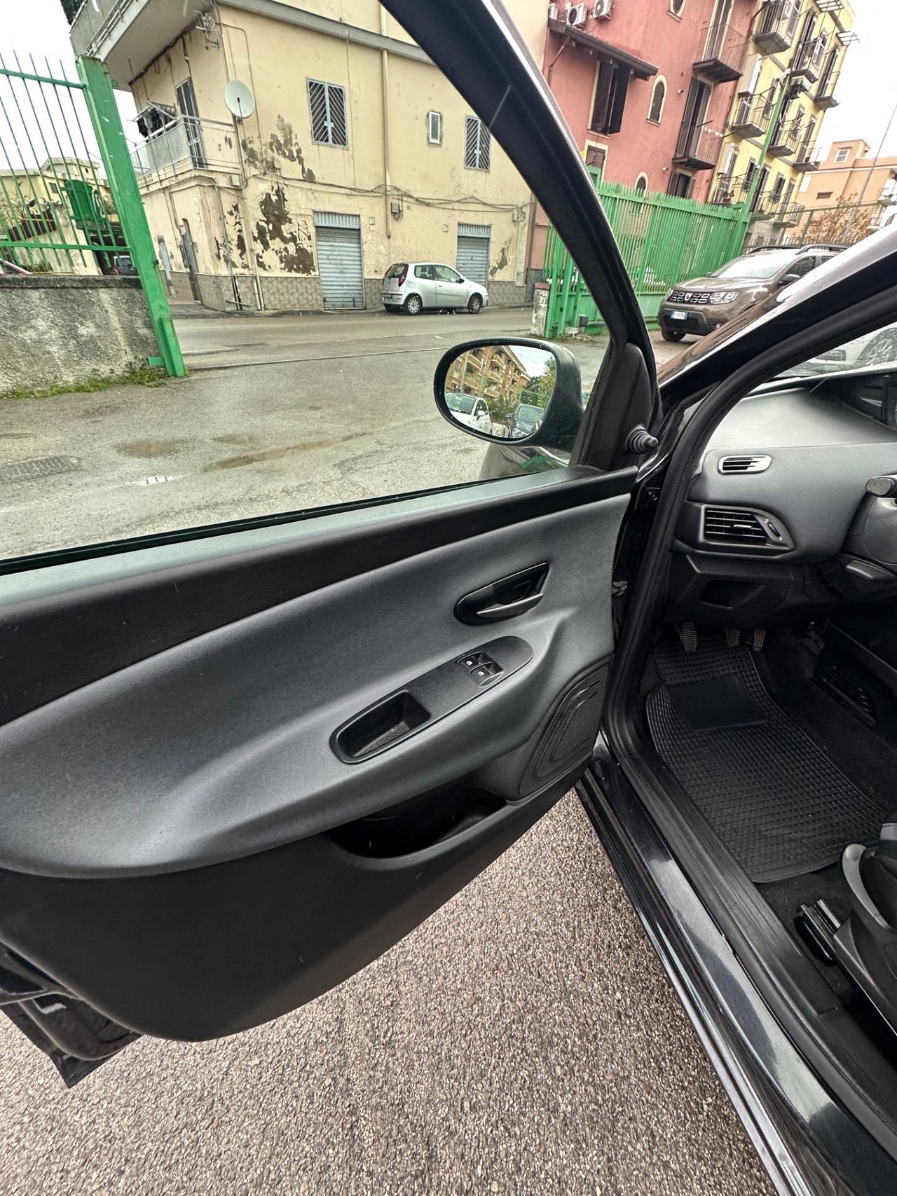 Lancia Ypsilon 1.2 69 CV 5 porte Unyca