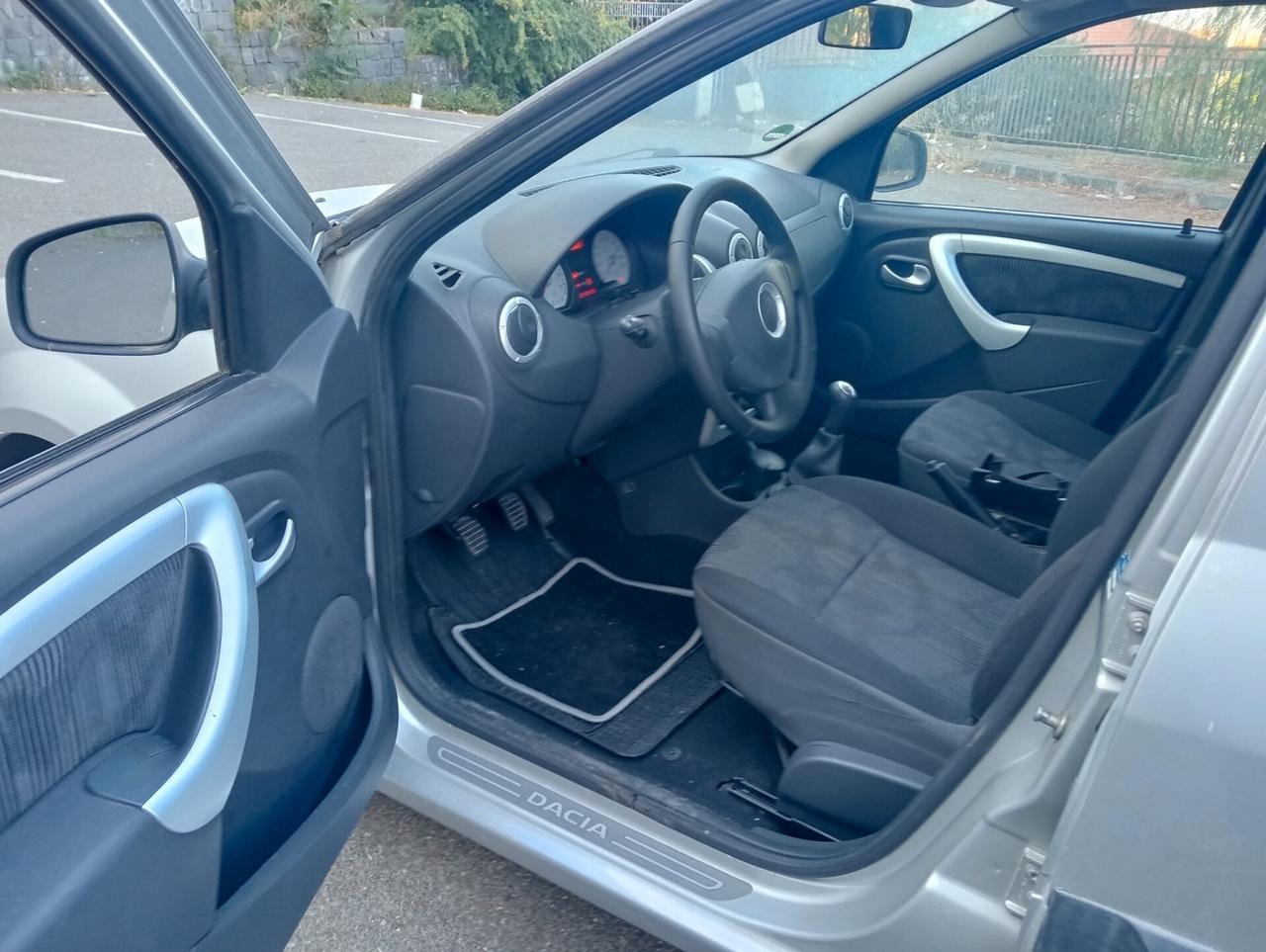 Dacia Logan pianale ribassato trasporto disabili