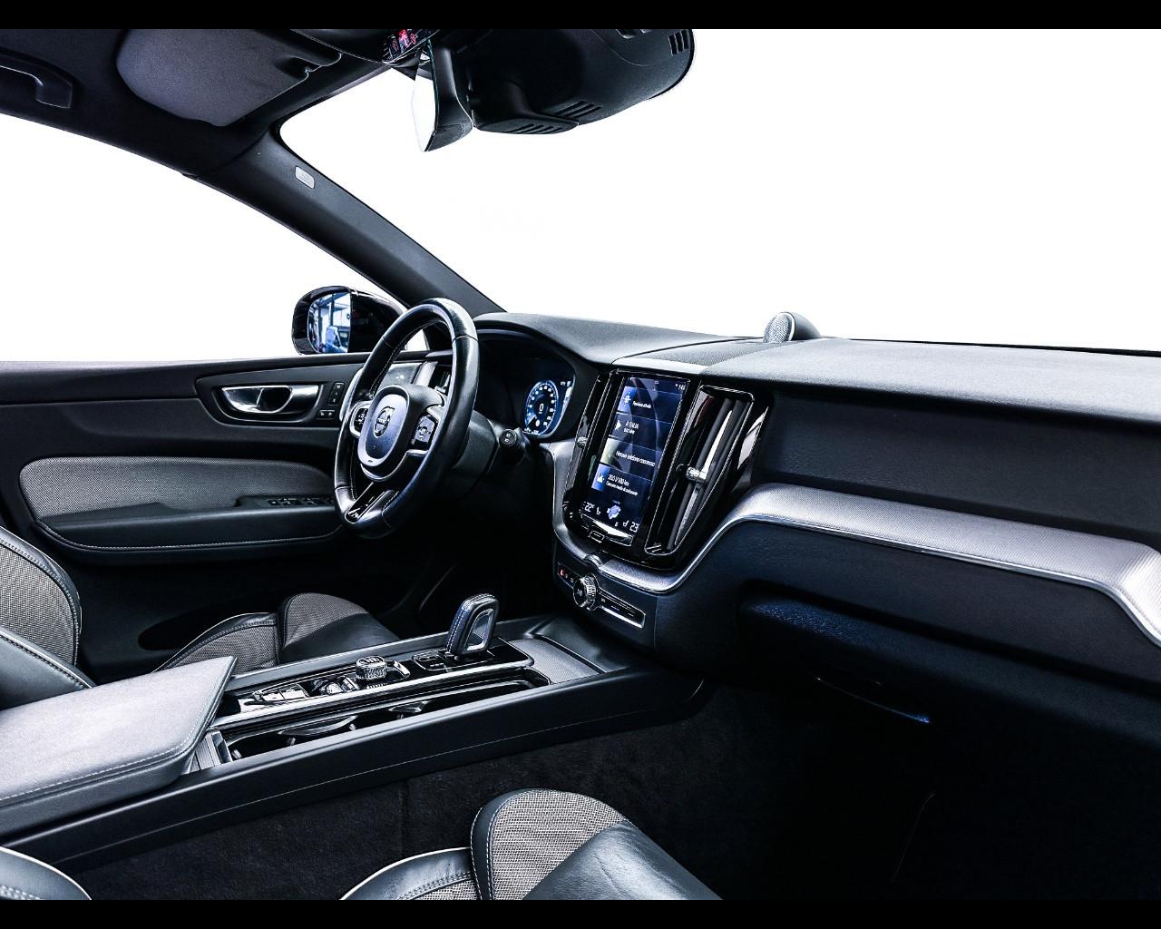 VOLVO XC60 (2017-->) - XC60 B5 (d) AWD Geartronic R-design