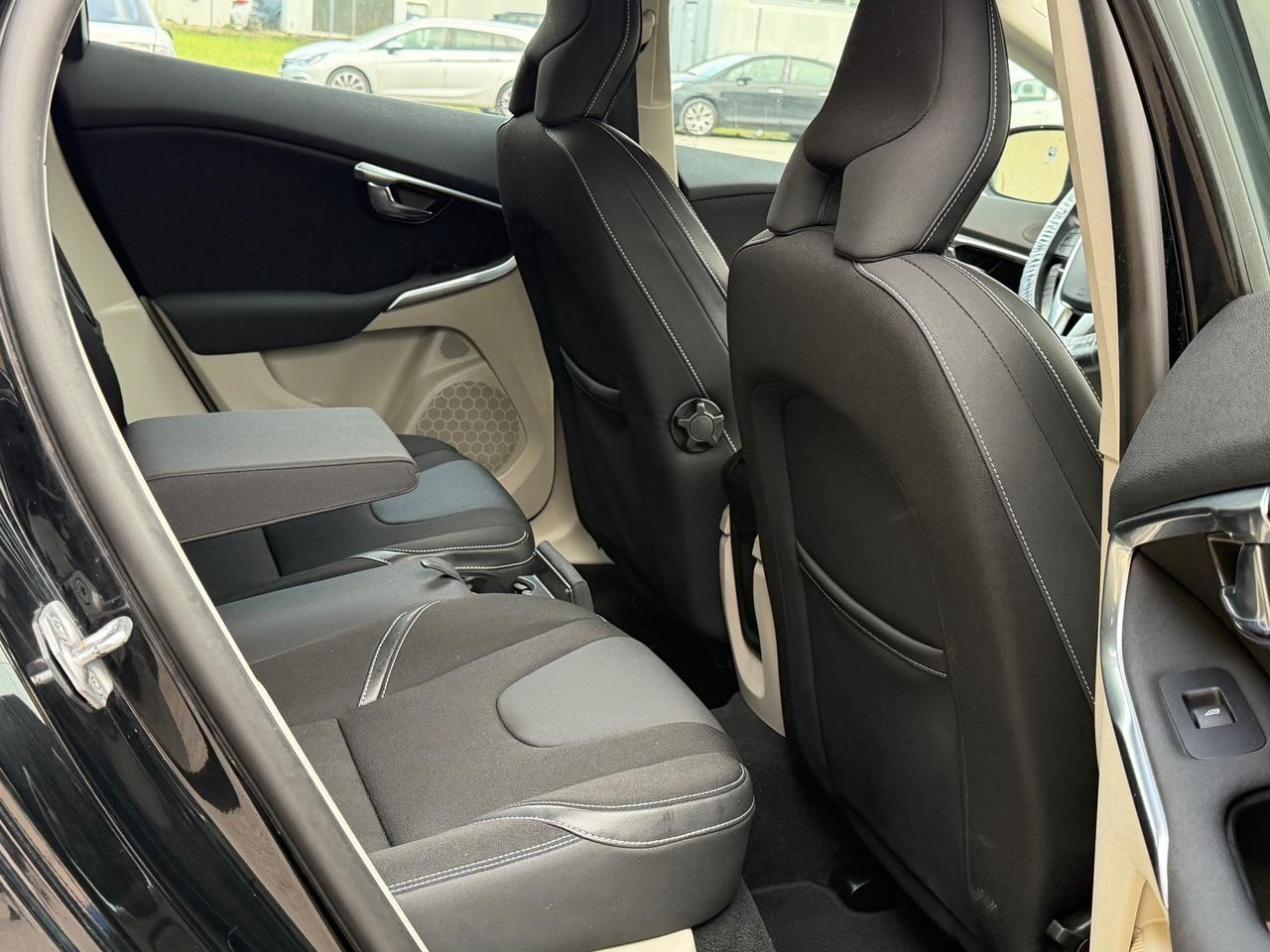 Volvo V40 120CV D2 R-design 2017 EURO6 Neopatentati