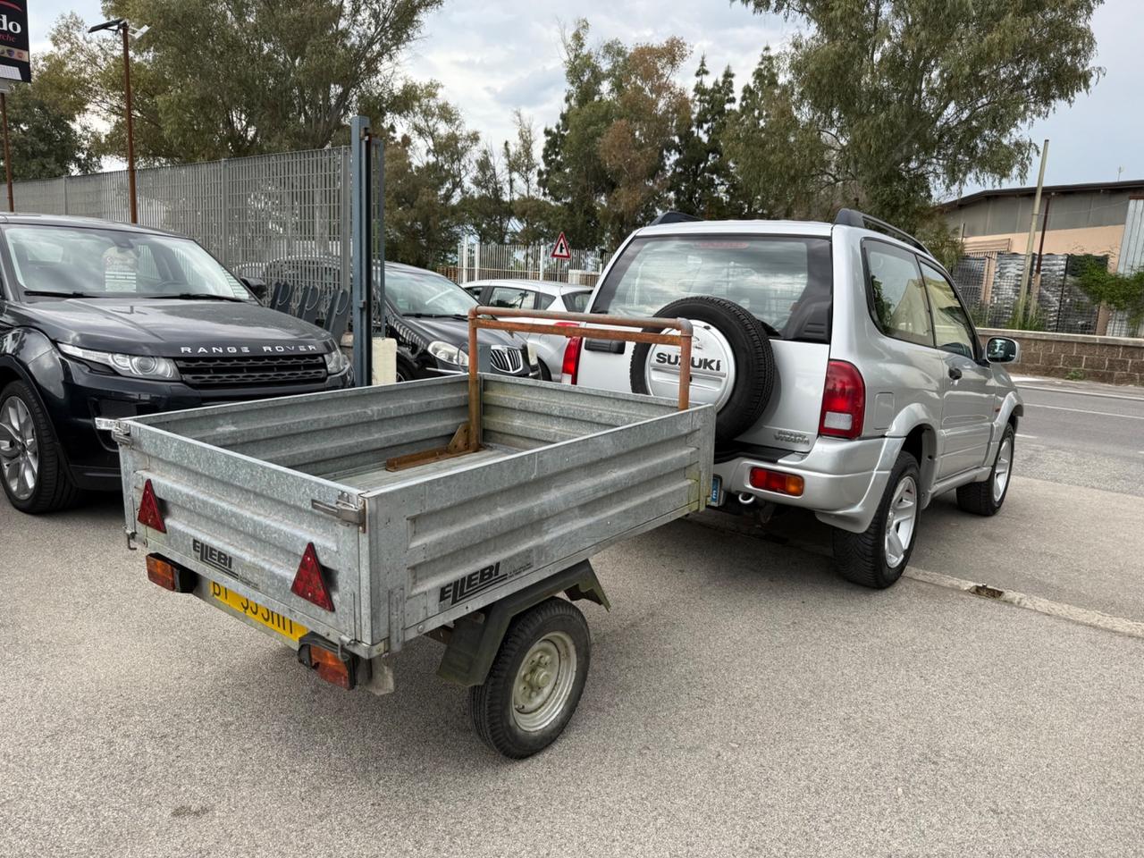 Suzuki Grand Vitara con carrello autocarro GPL