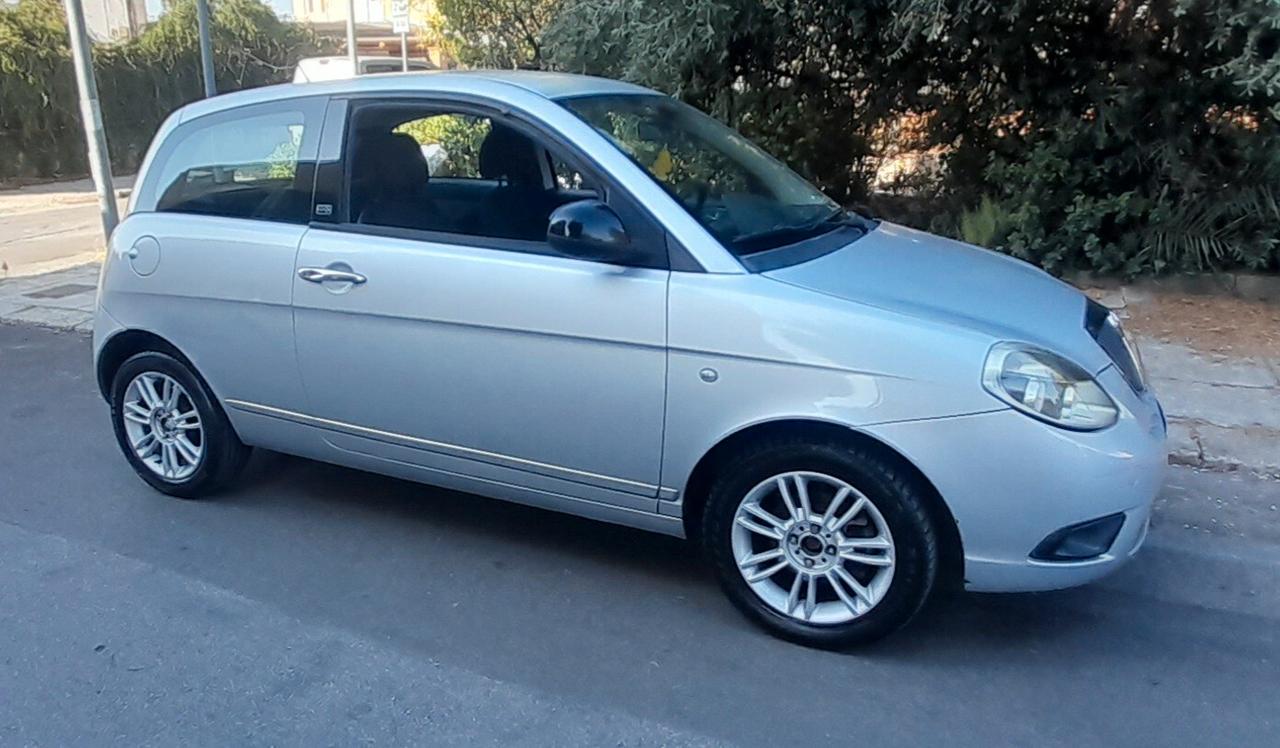 Lancia Ypsilon 1.2 69 CV Unyca
