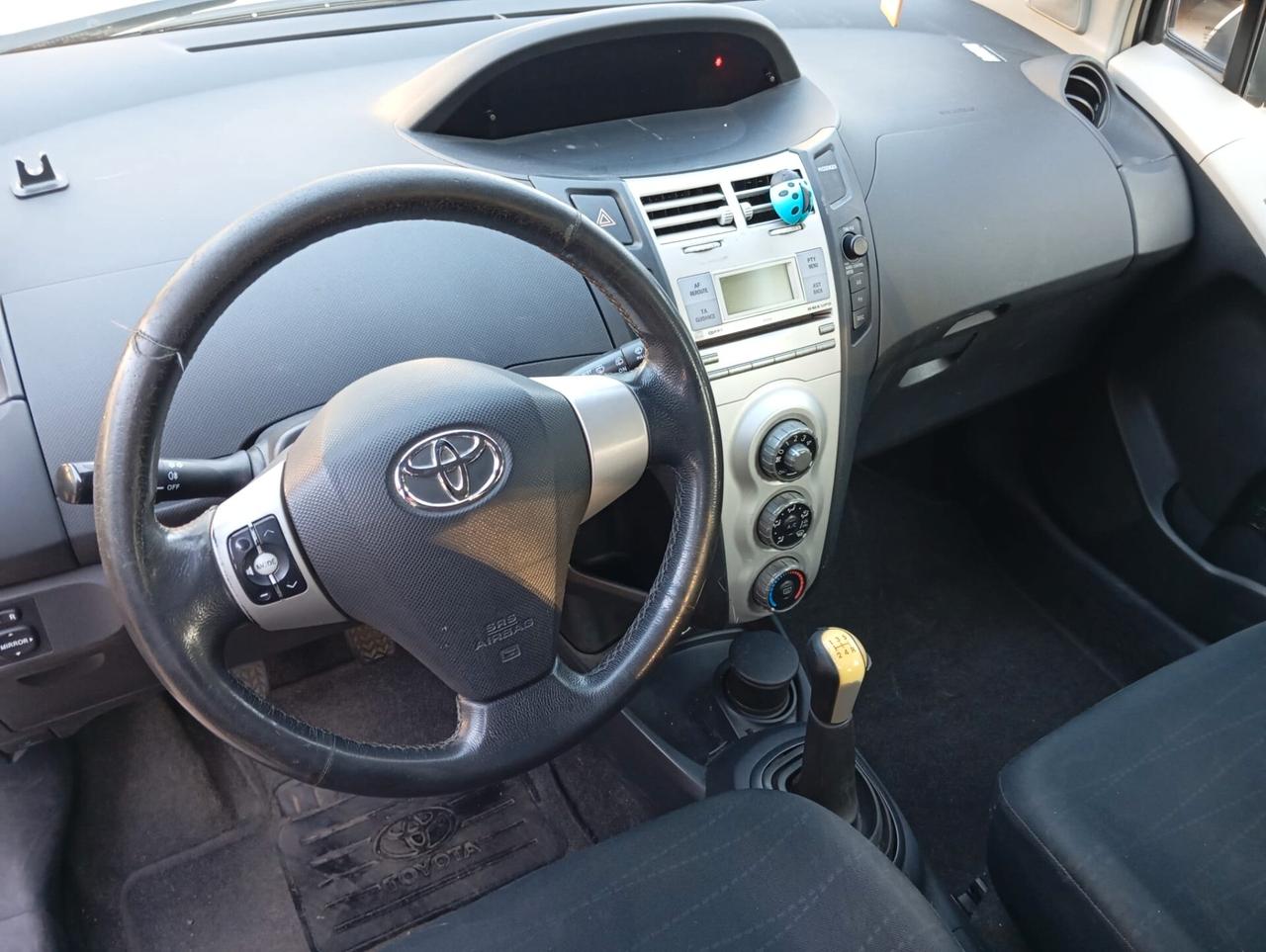 Toyota Yaris 1.0 5 porte Sol neopatentati permute