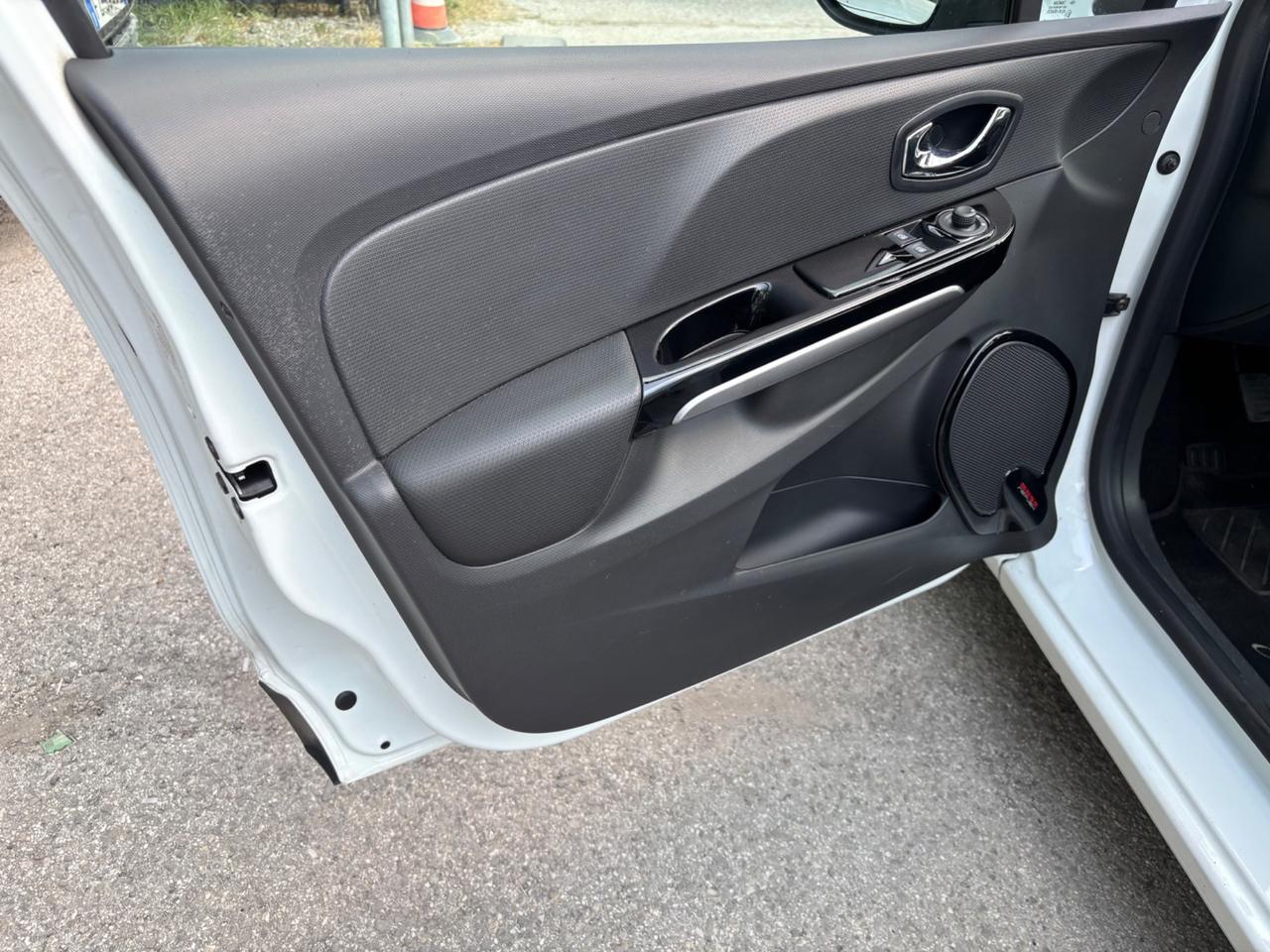 Renault Clio 1.2 75CV 5 porte Costume National