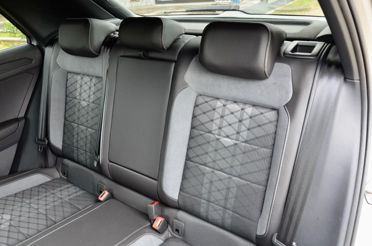 VOLKSWAGEN T-ROC 1.5 TSI R-LINE 150cv DSG, UNICOPROPRIETARIO, GAR. VW 12/27, SERVICE 5/26, UFF ITALIANA, FARI LED, APPLE ANDROID, PERMUTE