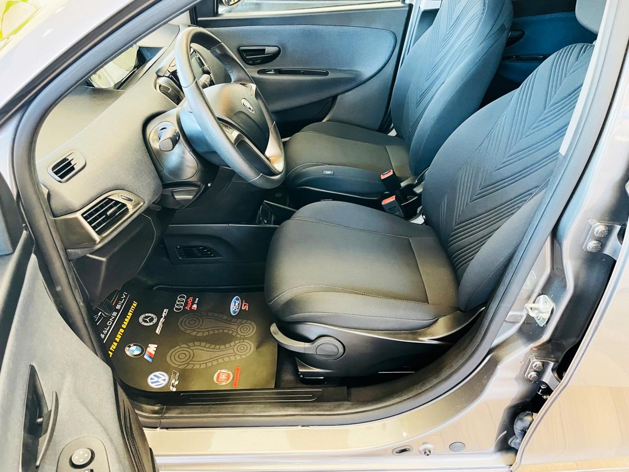 Lancia Ypsilon 1.0 Hybrid Ecochic Silver