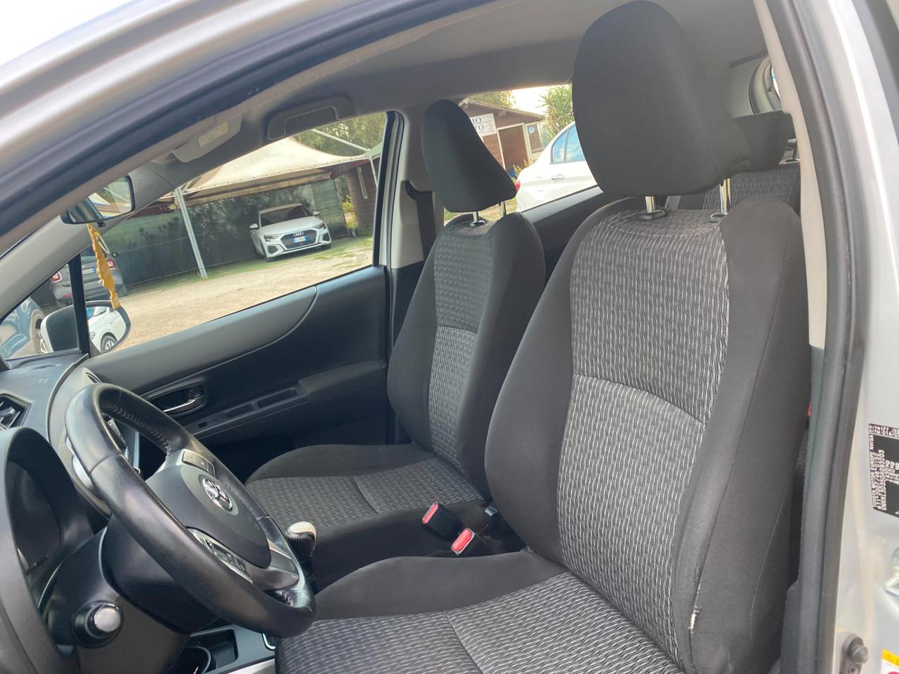 TOYOTA YARIS 1.0 LOUNGE 99.000 KM ADATTA NEOPATENTATI GARANTITA
