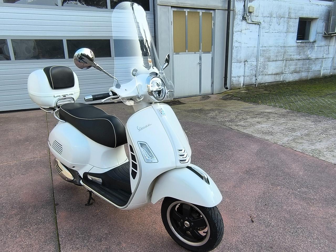 Piaggio Vespa 300 GTS hpe SUPER ABS