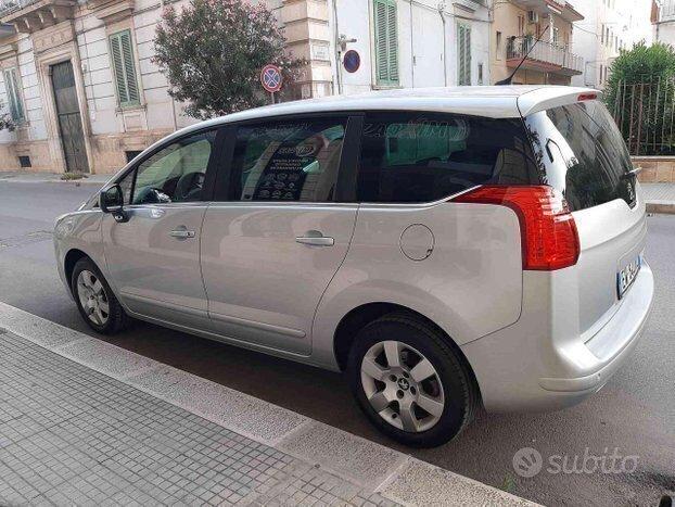 PEUGEOT 5008 1.6 HDi 114CV 7 POSTI NAVI