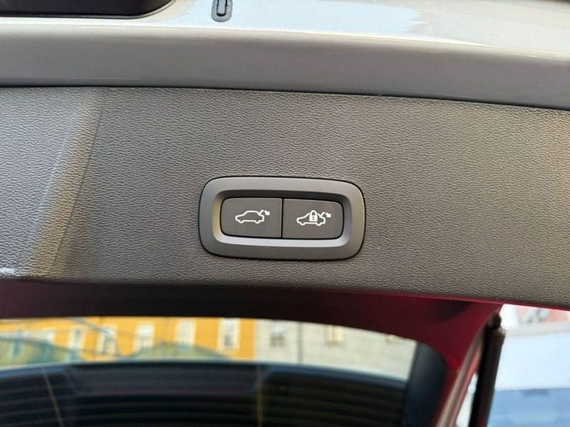 Volvo XC40 B3 automatico Plus Black Edition