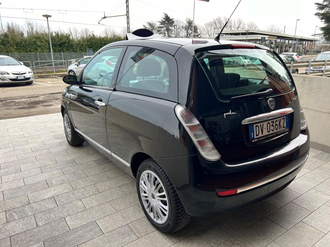 Lancia Ypsilon 1.3 MJT 75 CV Versus