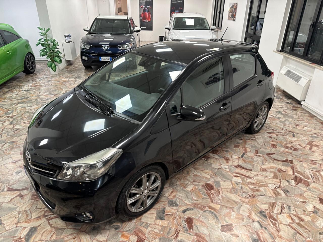 Toyota Yaris 1.3 Lounge CVT Automatica