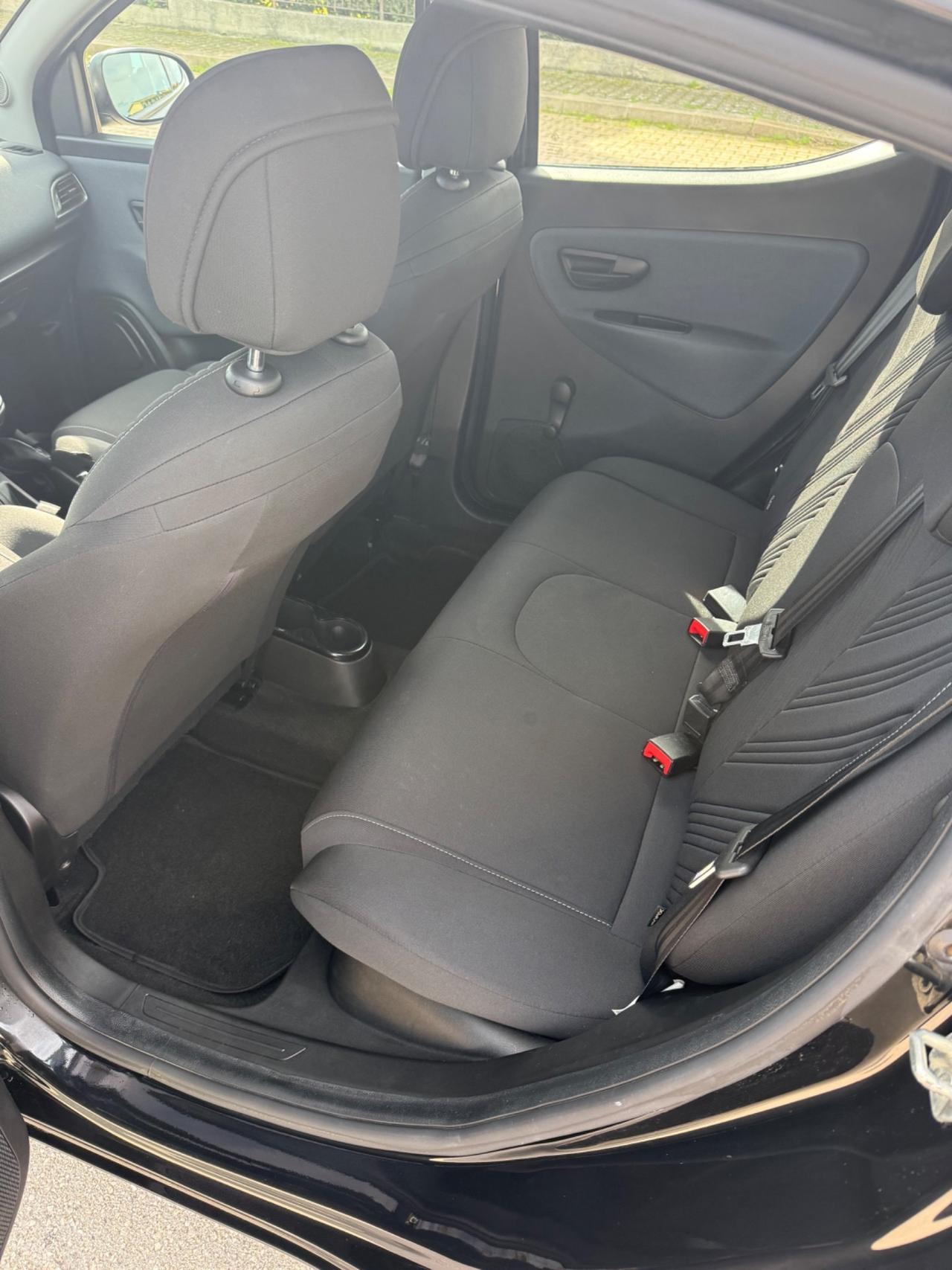 Lancia Ypsilon 1.0 FireFly 5 porte S&S Hybrid Ecochic Silver